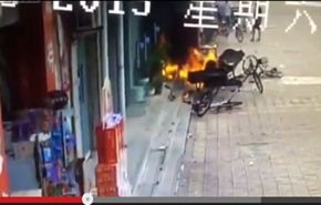 بالفيديو.. انفجار يحول شاب وفتاة إلى كرتين من اللهب