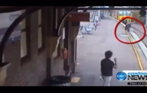 فيديو.. محجبة تنقذ فتاة من الدهس تحت عجلات قطار بأستراليا