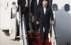 شاهد ماالذي يحمله وزير الخارجية الإيراني