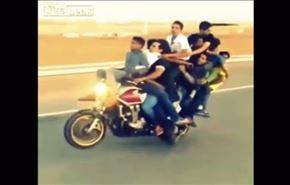 بالفيديو.. شاب يقود دراجة بخارية تحمل 10 أشخاص
