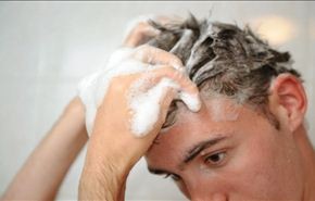 5 أخطاء نرتكبها عند غسل الشعر