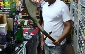 ویدیو: قمۀ سارقان در برابر شمشیر مغازه‌دار!