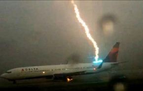 بالفيديو.. لحظة نادرة لعاصفة برق تضرب طائرة