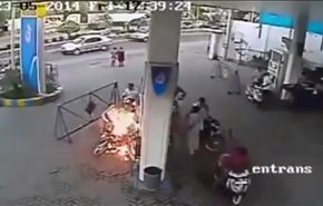 بالفيديو.. مكالمة هاتفية تشعل النيران في دراجة بمحطة البنزين