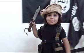 کودک داعشی اولین گردن زنی را تجربه کرد + فیلم و تصاویر