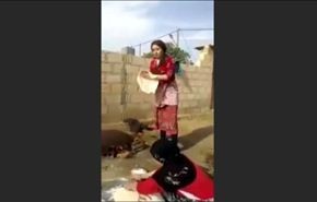بالفيديو.. فتاة عراقية تشعل 
