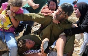بالفيديو والصور؛ سيدات فلسطينيات يُلَقِّنَّ جنديا اسرائيليا درسا
