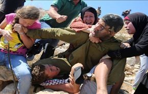 کتک خوردن نظامی صهیونیست از زنان فلسطینی+فیلم-عکس