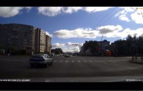 شاهد ما هي عاقبة سائق مسرع يحاول تخطي إشارة المرور؟