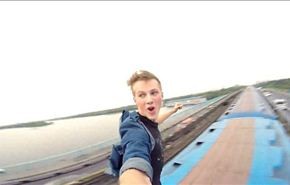 شاهد متهور يقوم بمغامرة مجنونة على سطح قطار!
