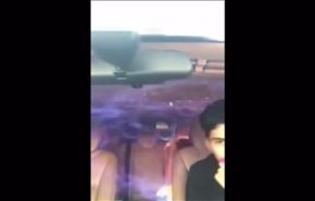 فيديو مروع لاشتعال النار بـ3 شبان داخل سيارة
