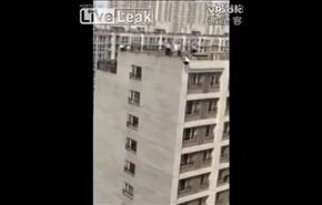 بالفيديو.. إنقاذ مثير لامرأة قفزت من الطابق الـ18