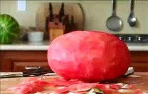 بالفيديو.. طريقة نزع البطيخة من قشرها دون خدش