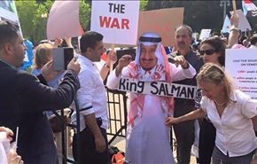 شعارتوقف کشتار یمن در محل اقامت شاه+فیلم
