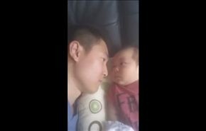 بالفيديو... طفل يرفض قبلة أبيه بطريقة غريبة!