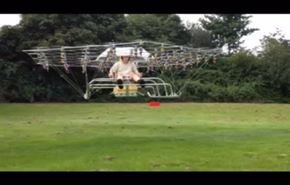 بالفيديو.. رجل يخترع هليكوبتر من كرسي ومظلة