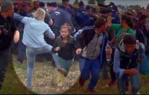 شاهد بالفيديو..صحفية تضرب اللاجئين السوريين في المجر!!