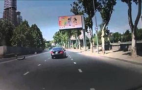 فيديو... راكبا دراجة ينجوان من الموت بعد حادث مروع