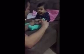 بالفيديو.. أطرف ردة فعل لطفلة أثناء قص أظافرها