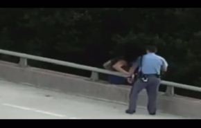 بالفيديو.. كيف أنقذ شرطي شابا من الانتحار؟