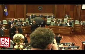 بالفيديو.. رشق رئيس وزراء كوسوفو بالبيض في البرلمان