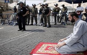 بالفيديو؛ الفلسطينيون يصلون في الشوارع القريبة من المسجد الأقصى