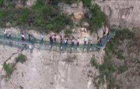 فيديو... تشقق جسر زجاجي على ارتفاع 180م تحت أقدام السياح