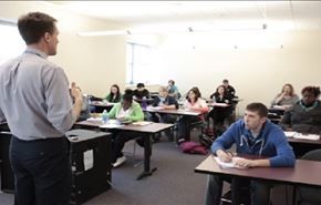 الجلوس المستمر..خطر يهدد صحة الطلاب والمراهقين