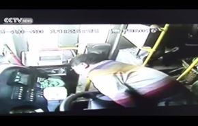 فيديو... سائق حافلة يغمى عليه أثناء القيادة