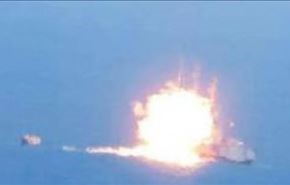 بالفيديو؛ البارجة السعودية تحترق قبالة سواحل تعز