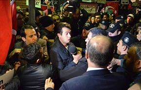 بالفیديو: الشرطة التركية تقتحم محطتي تلفزيون للمعارضة