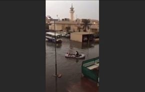 بالفيديو... القوارب تبحر في شوارع الكويت اثر  امطار غزيرة