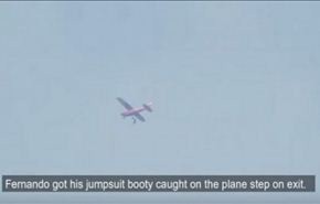 فيديو...  ما مصير رجل تعلق بجناح طائرة نصف ساعة؟