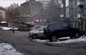 بالفيديو.. سيدة تنجو من الموت بعد سقوط شجرة ضخمة بجانبها
