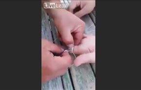 بالفيديو... أسهل طريقة لخلع خاتم ضيق من الإصبع