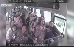 بالفيديو.. لقطات مروعة لحافلة تسقط في وادٍ عميق