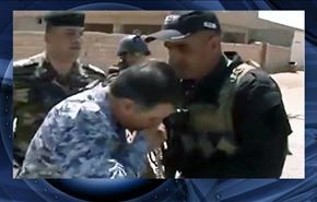بوسه وزیر کشور عراق بر دست یک سرباز + فیلم
