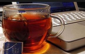 ضع كوب شاي قرب الحاسوب ولا تشربه، لانه...