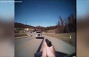 بالفيديو .. لصة تحاول دهس شرطي بسيارة مسروقة