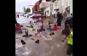 بالفيديو؛ في السعودية.. مياه الأمطار تتحول لـ”مدينة ألعاب مائية”