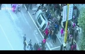 فيديو لحشد ضخم يقلب سيارة لإنقاذ رجل محاصر تحتها
