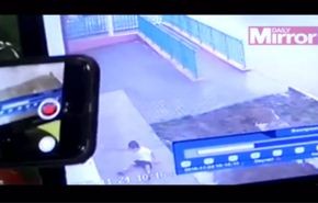 بالفيديو... لقطات مروعة لطفل يسقط من نافذة حضانة