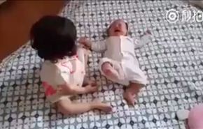بالفيديو.. ماذا فعلت أخت لتنهي بكاء أخيها الرضيع