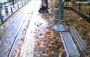 فيديو لرجل مقعد يسقط على مسار قطار سريع و....