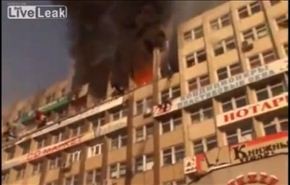 فيديو لسكان عقار يقفزون من النوافذ هربا من النيران