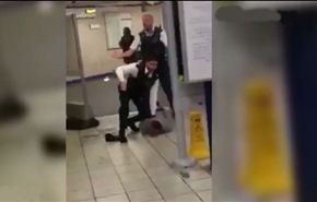 بالفيديو.. لحظة القبض على رجل طعن 3 أشخاص في مترو لندن