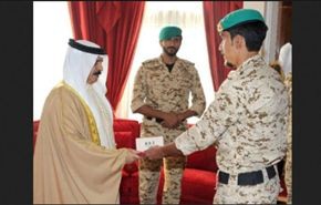 ملك البحرين يمنح جنوده المشاركين بالعدوان على اليمن أوسمة تقديرية!