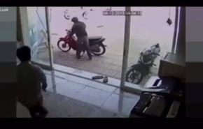 شاهد كيف منع صاحب دراجة لصا من سرقتها؟