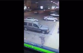 شاهد لص يسرق سيارة وداخلها امرأة بالسعودية