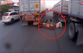 فيديو.. نجاة سائق دراجة علق بين عجلات قاطرتين!